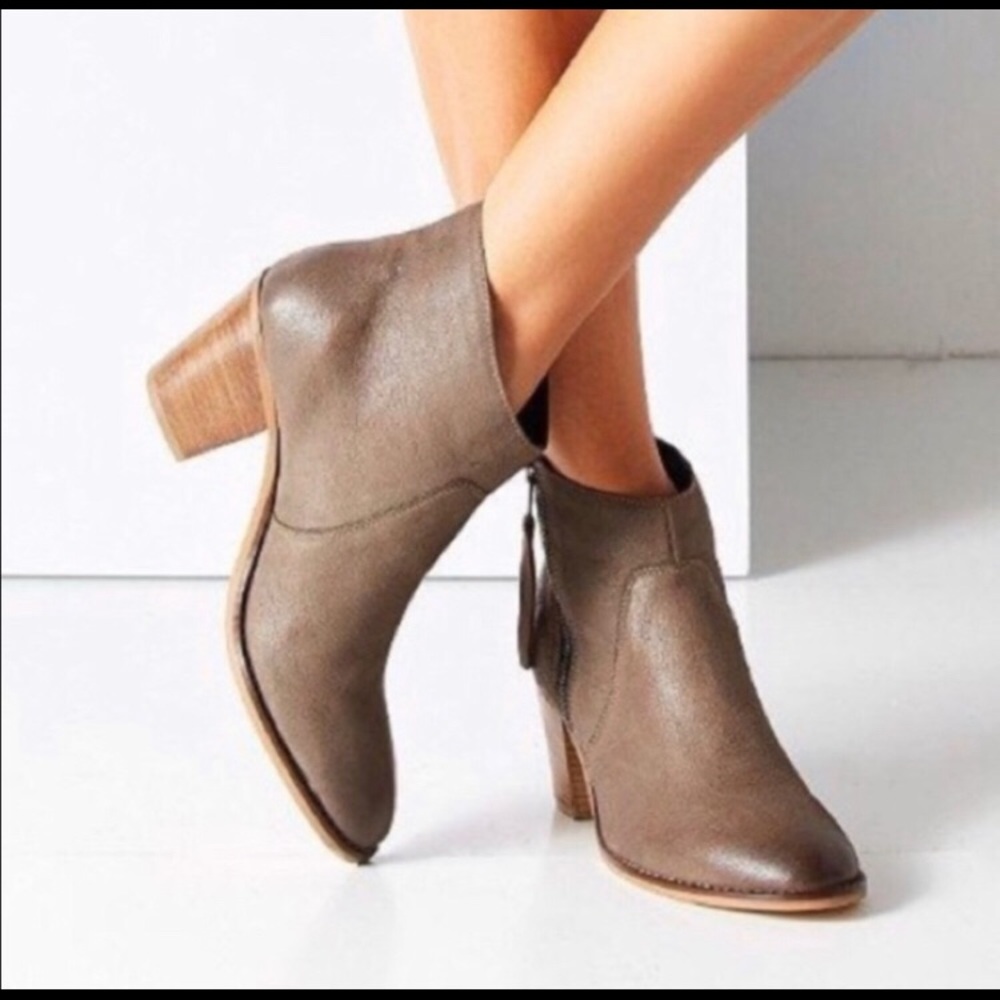 Urban Outfitters Taupe Leather Ankle Heel Bootie 7.5‎